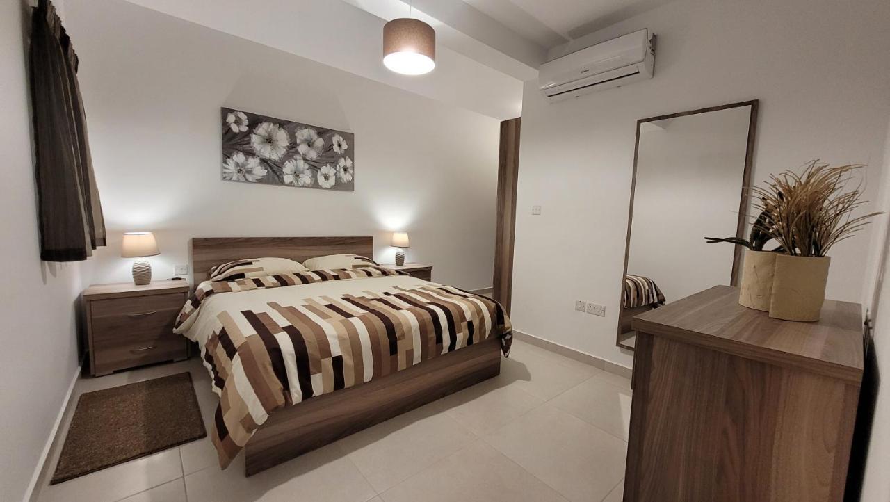 Lovely Apartment With Side Sea View St. Paul's Bay Bagian luar foto